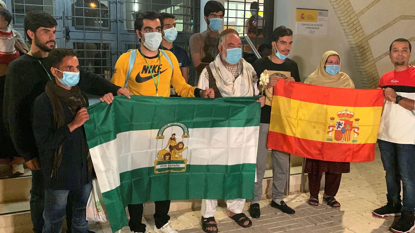 La familia Mohammadzai, en la puerta del centro de ayuda al refugiado de Sevilla.