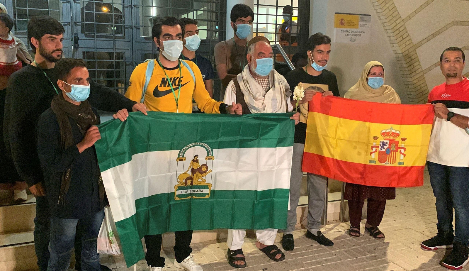 La familia Mohammadzai, en la puerta del centro de ayuda al refugiado de Sevilla.