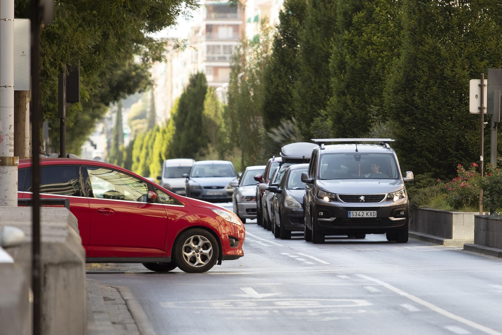 Granada da marcha atrás y abre parcialmente los carriles restringidos para agilizar el tráfico en el inicio de curso