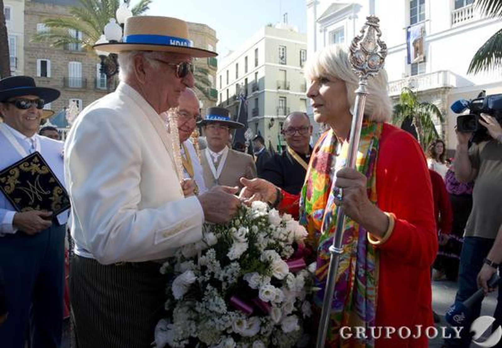 El Simpecado de la capital inicia su camino mientras las primeras hermandades gaditanas alcanzan Bajo de Guía. 

Foto: Joaquin Hernandez Kiki