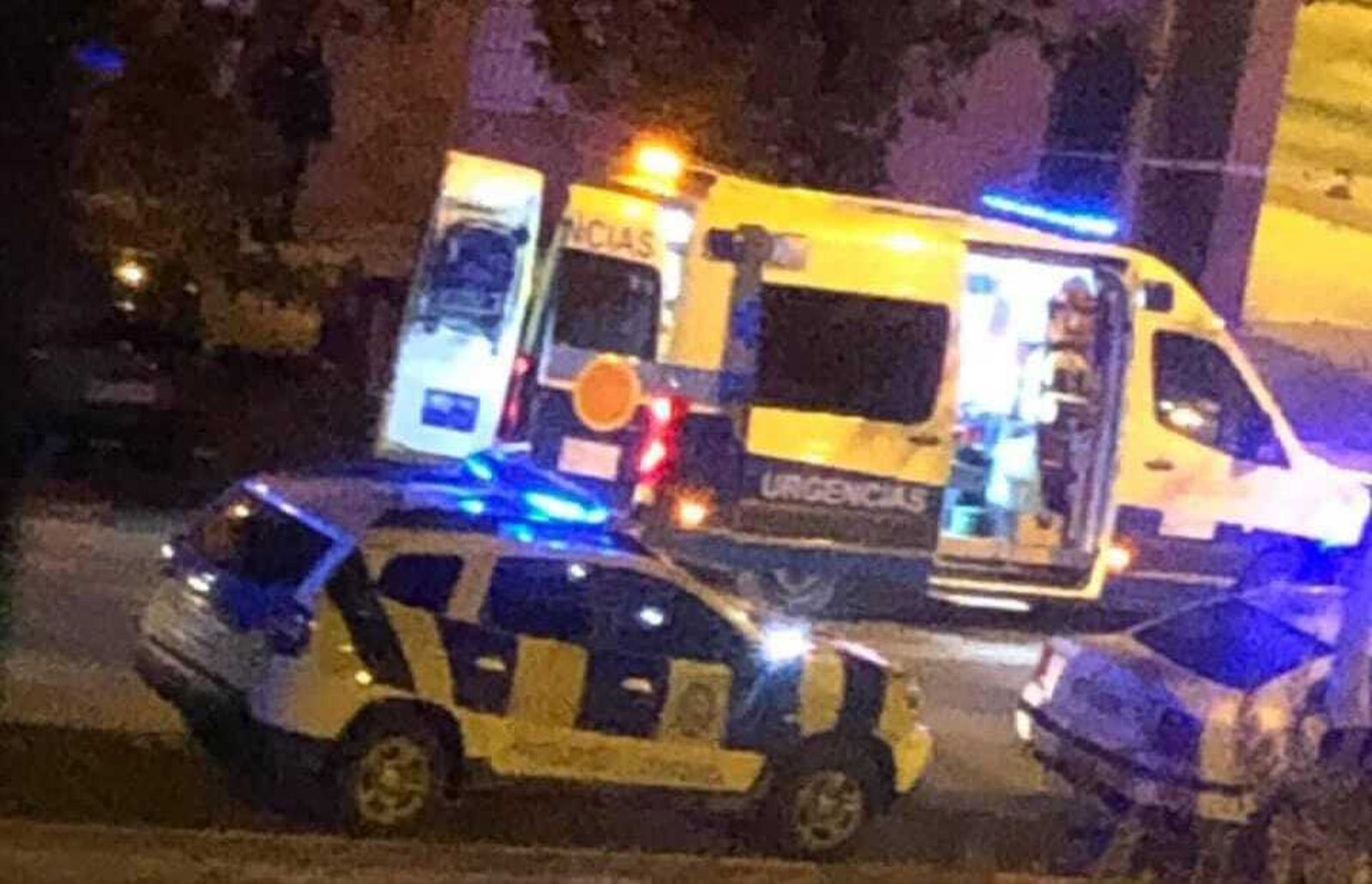 Una ambulancia y un patrullero de la Policía Local en el lugar del tiroteo.