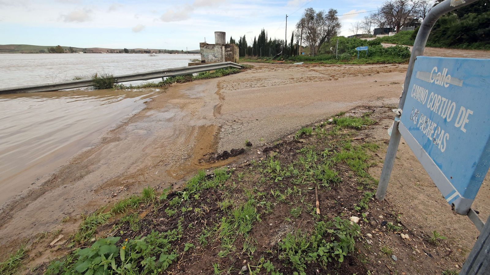 El Guadalete comienza a bajar su nivel poco a poco por la zona rural de Jerez