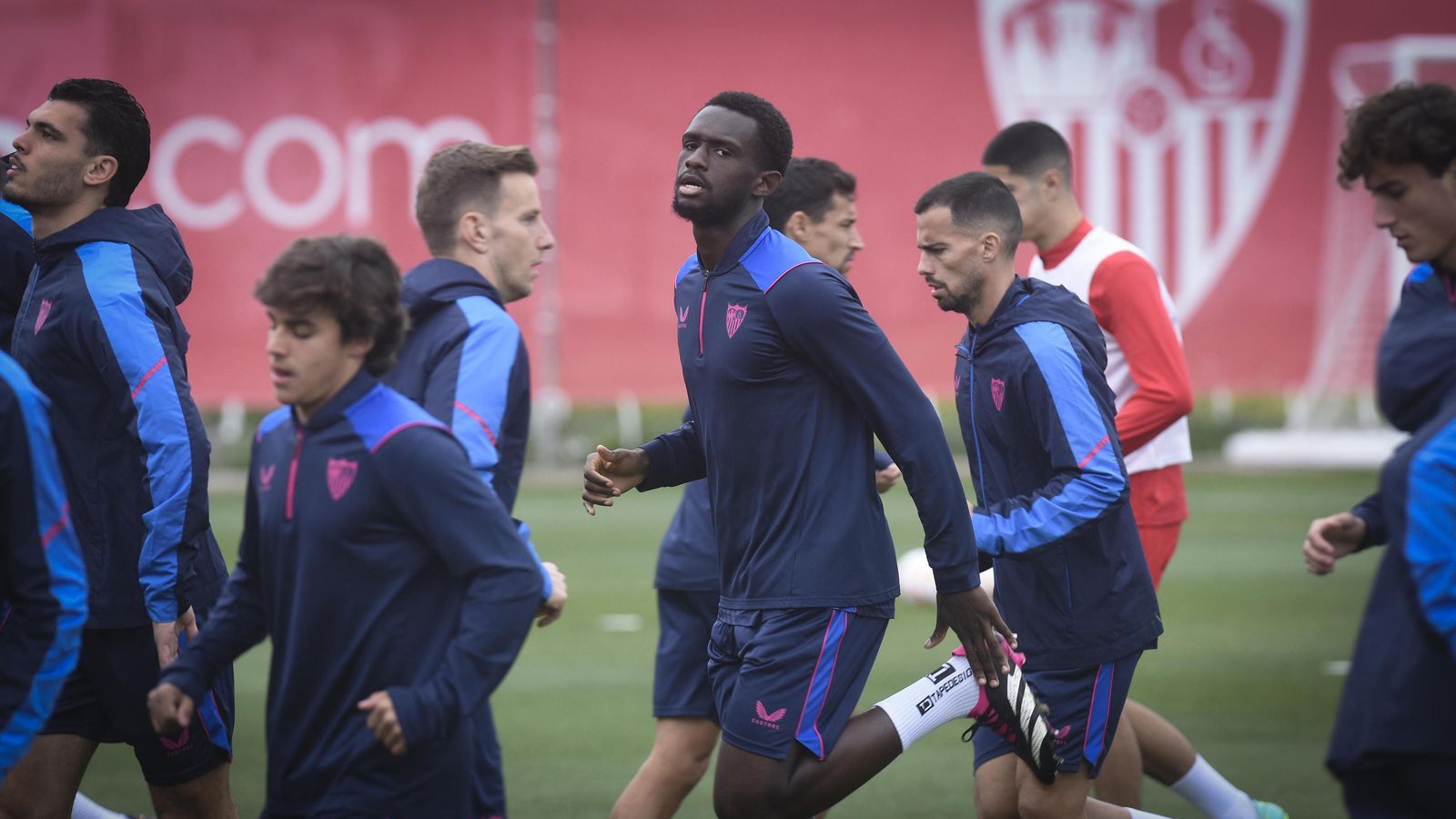 Suso, tras Nianzou, participa en el calentamiento.