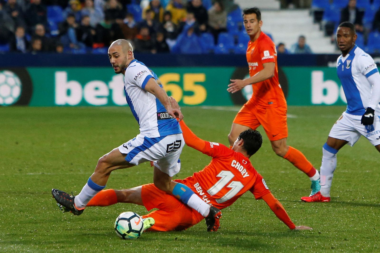 Nordin Amrabat, en diferentes acciones del partido contra el Málaga.
