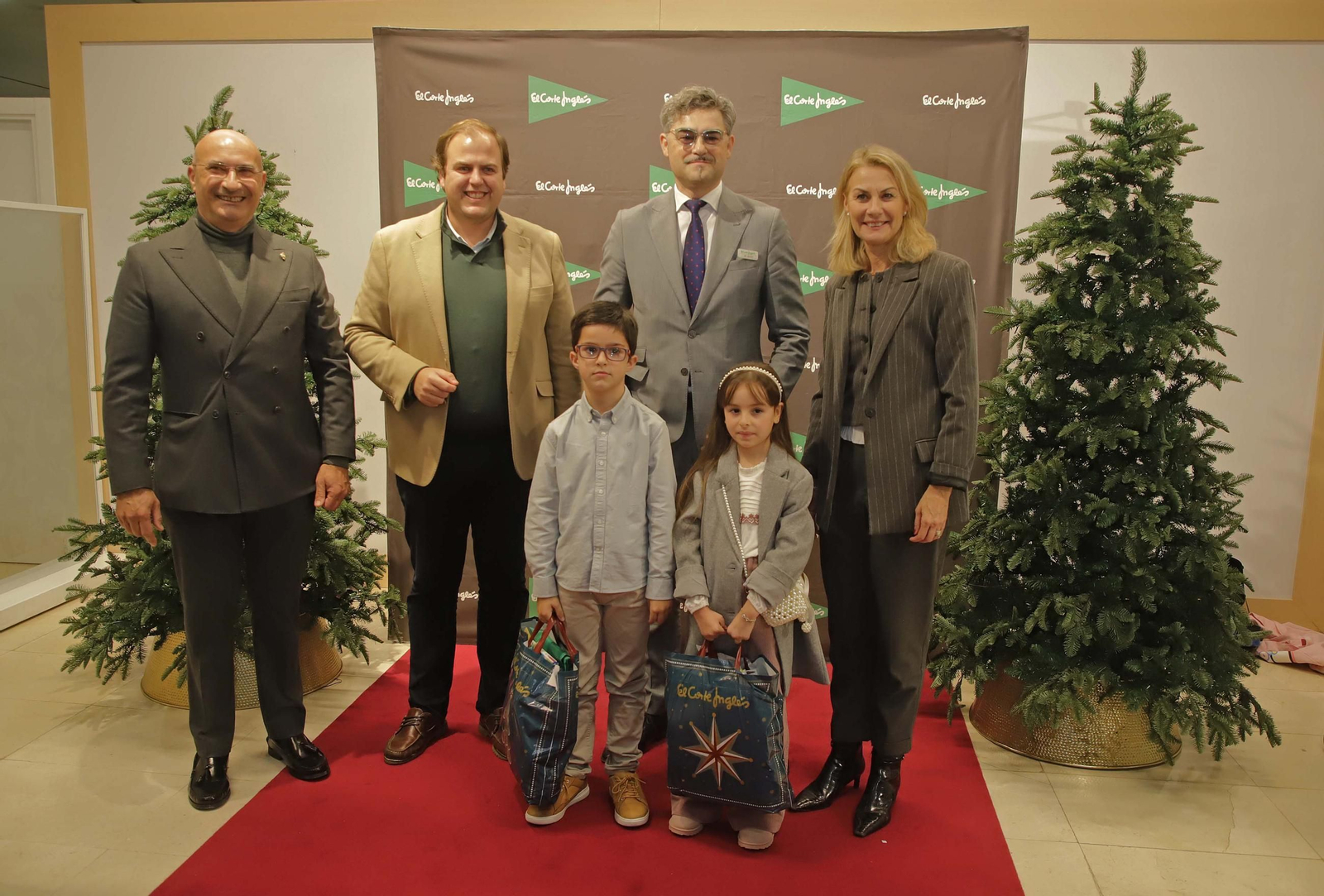 Fotos de la entrega de los premios Pinta y dibuja la Navidad en El Corte Inglés de Algeciras