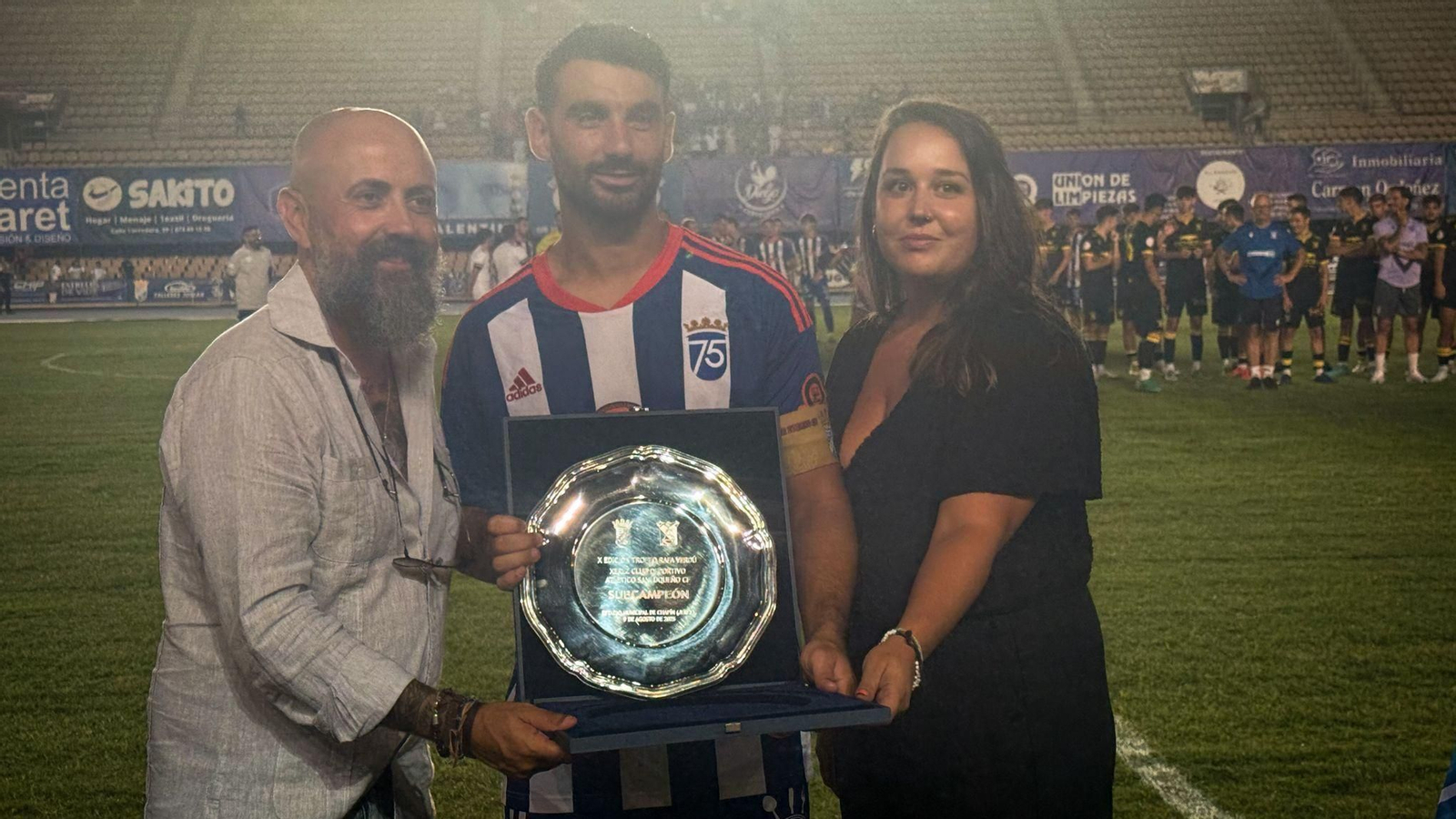 Adri Rodríguez posa con el trofeo de subcampeón del X Trofeo Rafa Verdú