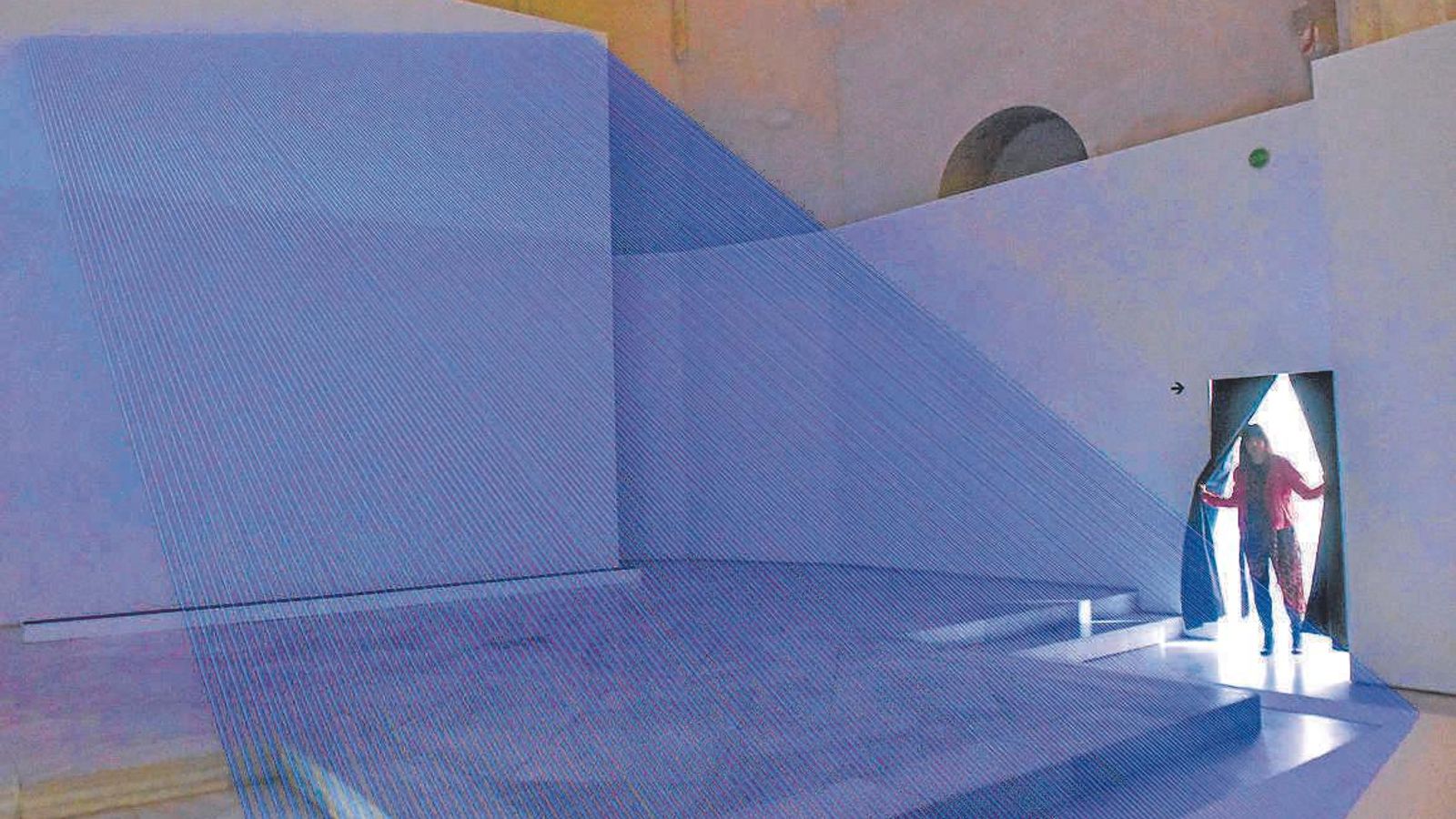 Yolanda Torrubia se asoma a la iglesia de la Cartuja donde Soledad Sevilla ha reconstruido 'Toda la torre'.