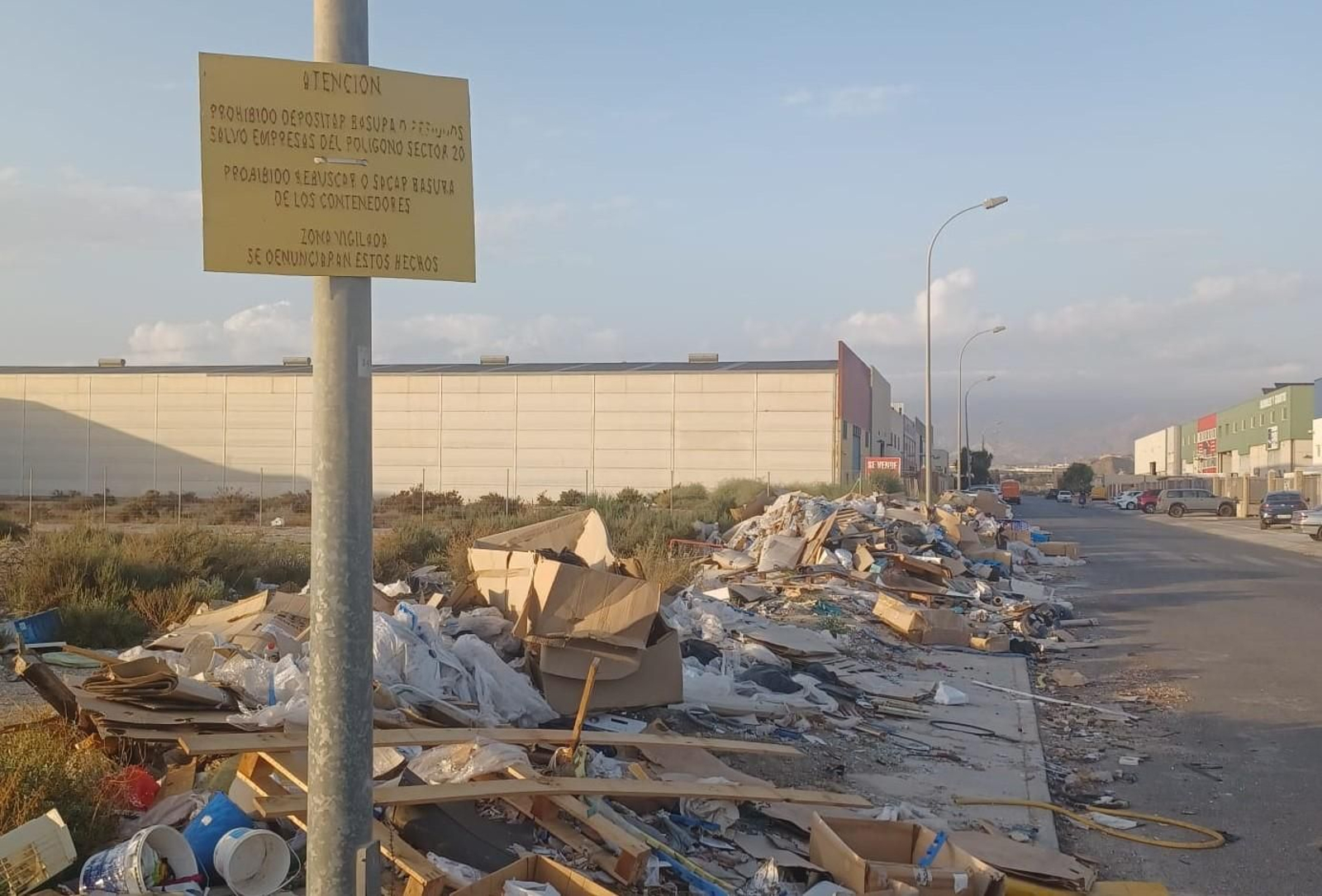 El cartel ‘invisible’ de prohibido depositar basura y zona vigilada.