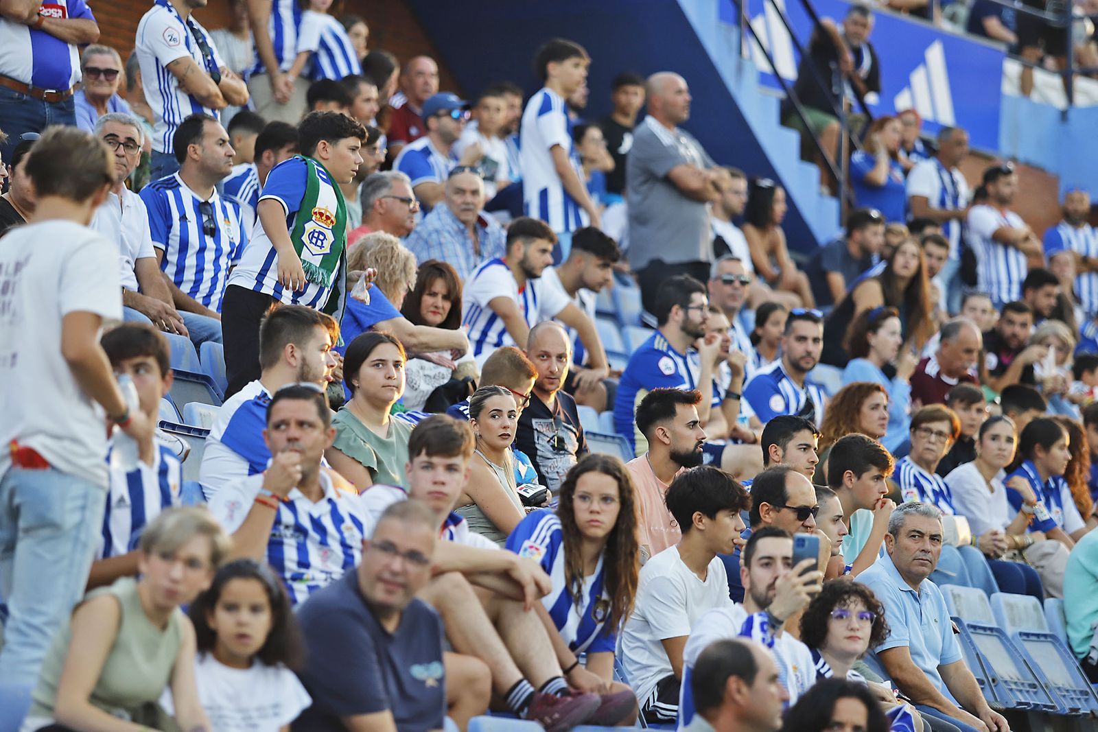 Ambiente en las gradas del Nuevo Colombino en el Recreativo de Huelva y Málaga