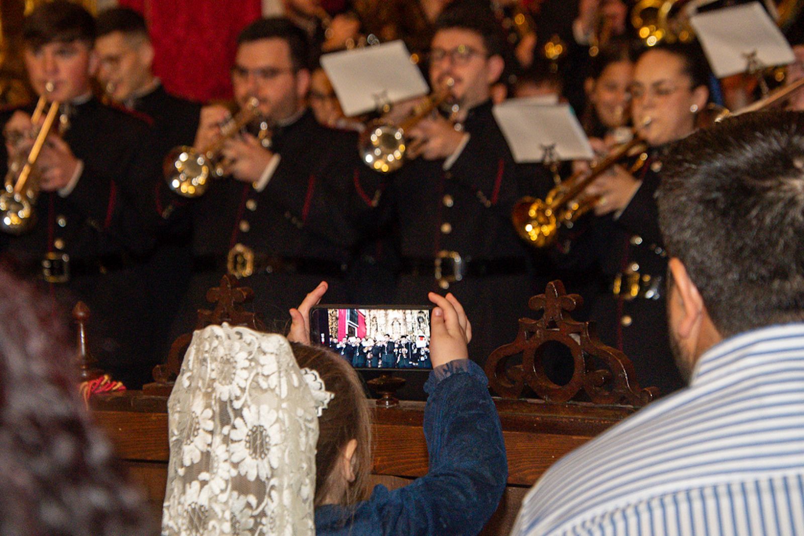 Las ofrendas a las vírgenes de las cofradías de Montilla por el Viernes de Dolores, en imágenes