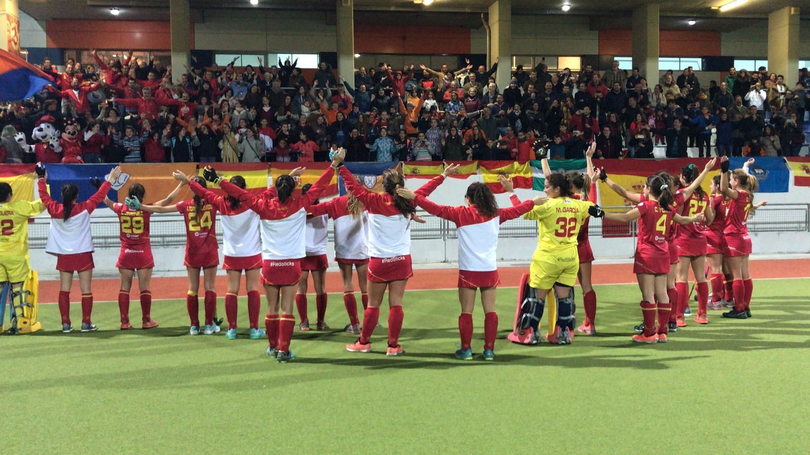 Las jugadoras españolas agradecen a los aficionados isleños el apoyo recibido.