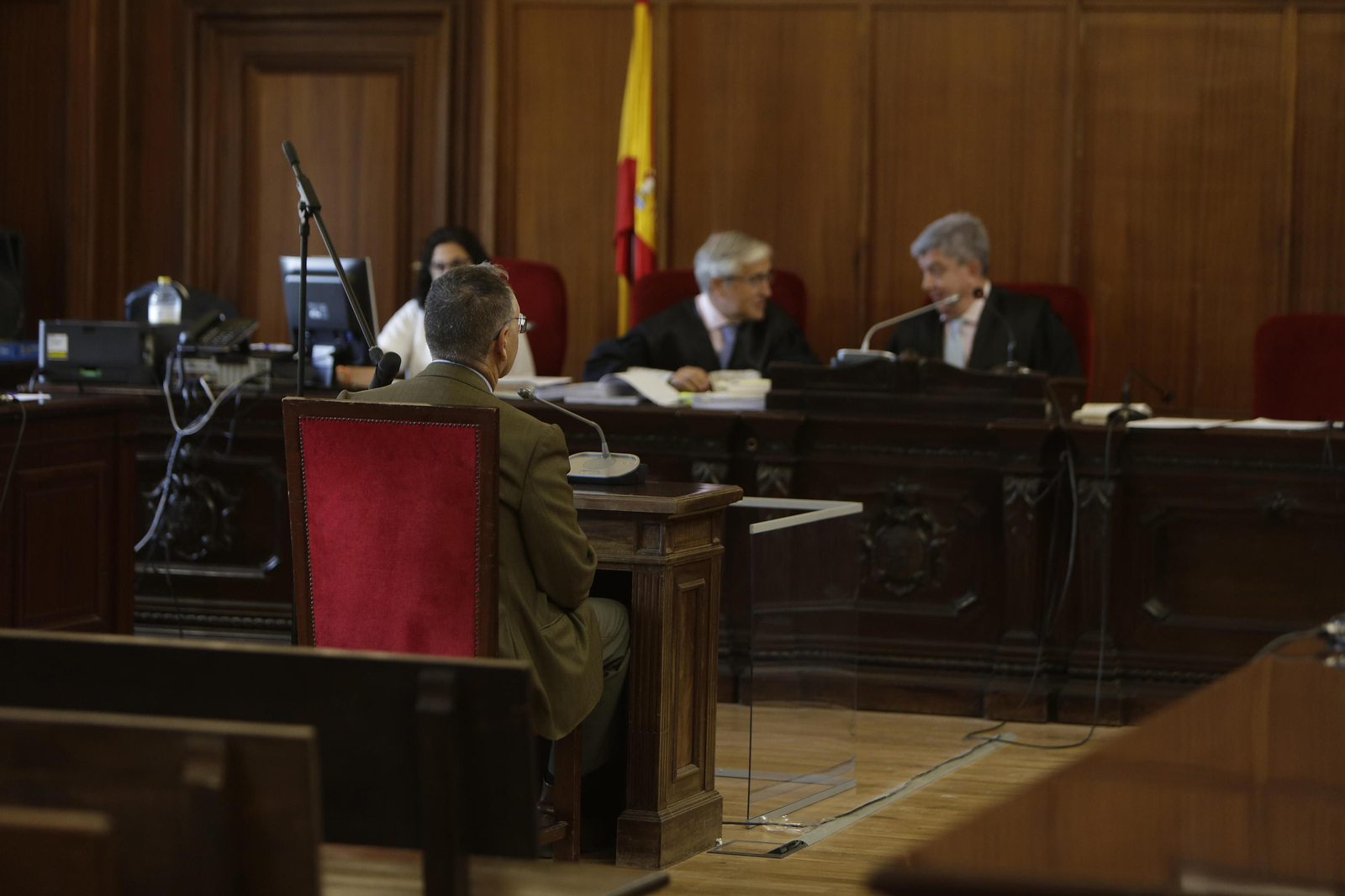 El acusado de matar a su suegra, en el banquillo