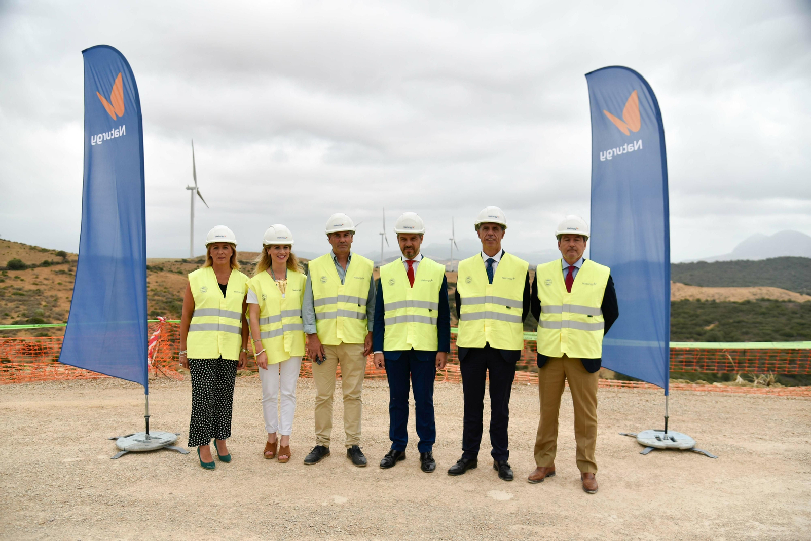 Responsables políticos y de Naturgy, en el parque eólico El Tesorillo