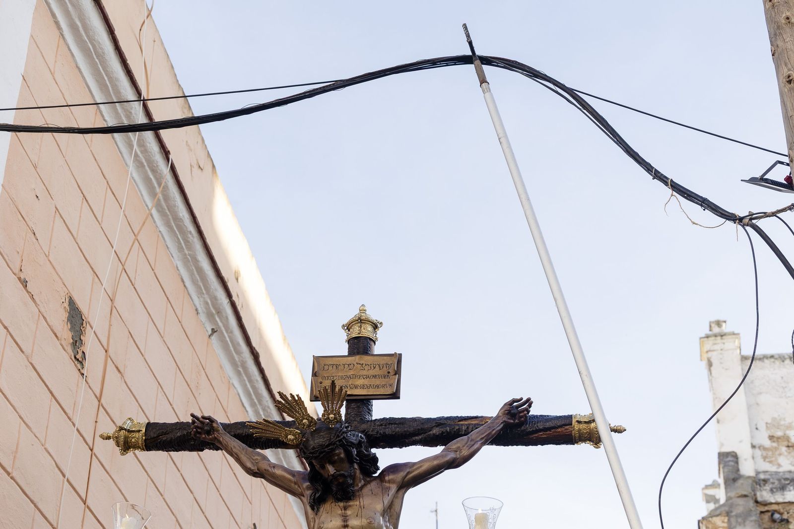 Las imágenes del vía crucis del Cristo de la Misericordia, de la hermandad de La Palma, a la Catedral