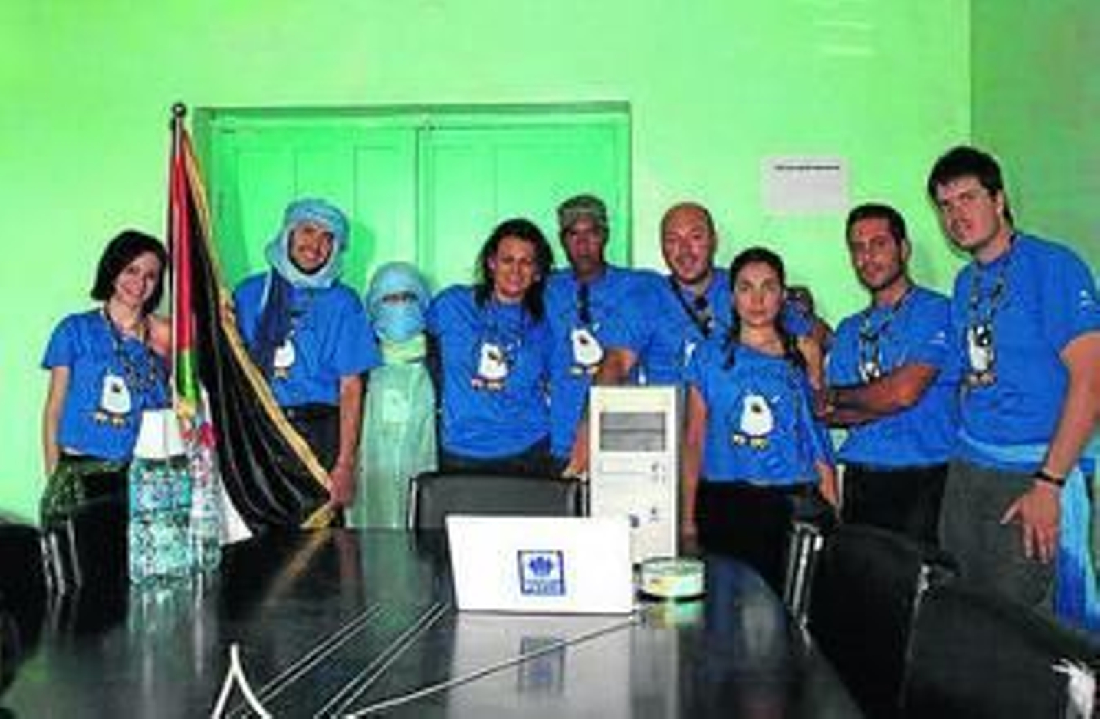 El grupo de trabajo junto a algunos de los equipos informáticos.