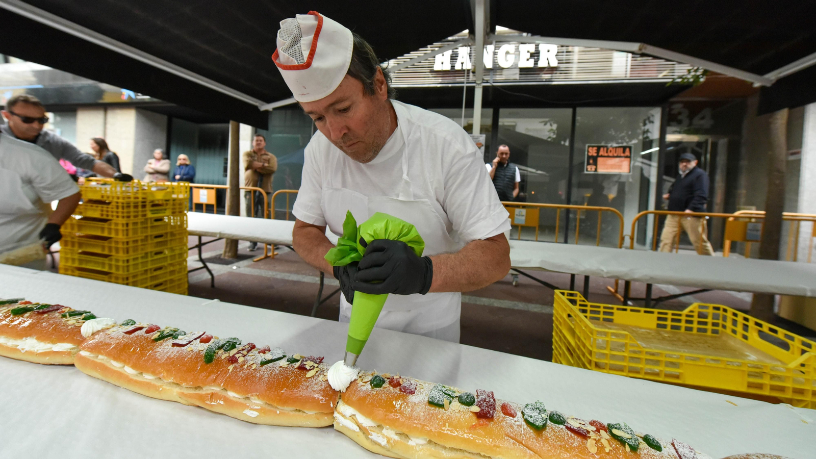 El III roscón de Reyes gigante solidario de Algeciras, en imágenes