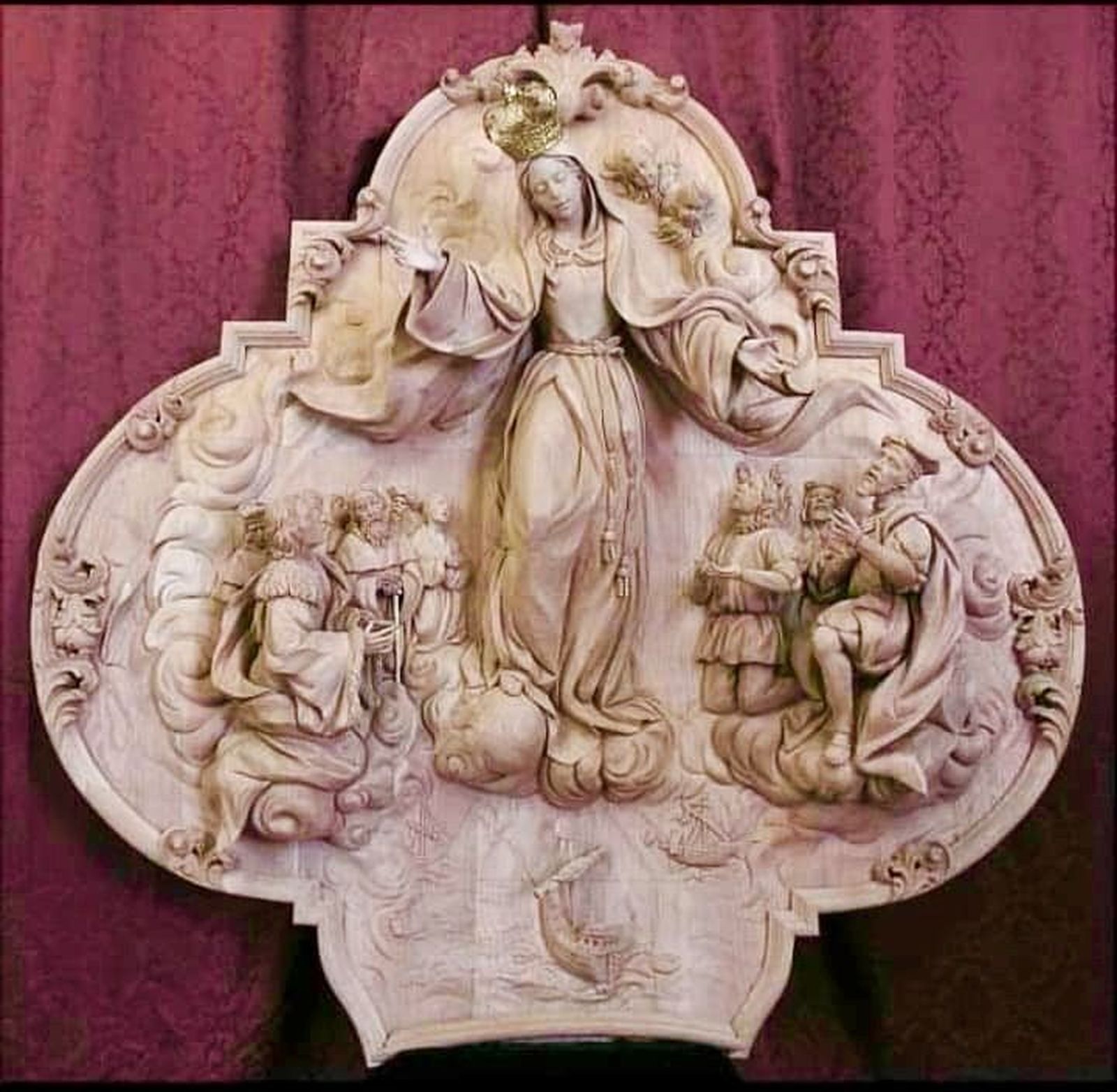 El medallón con el que se rematará el retablo del Cristo de las Tres Caídas