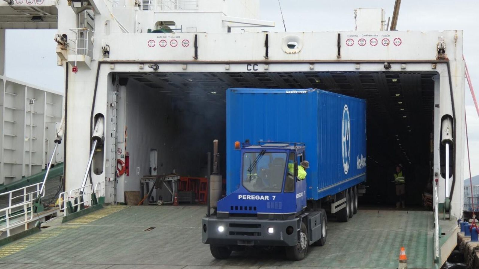 Embarque de las primeras unidades rodantes que han estrenado la línea marítima Málaga Tánger.