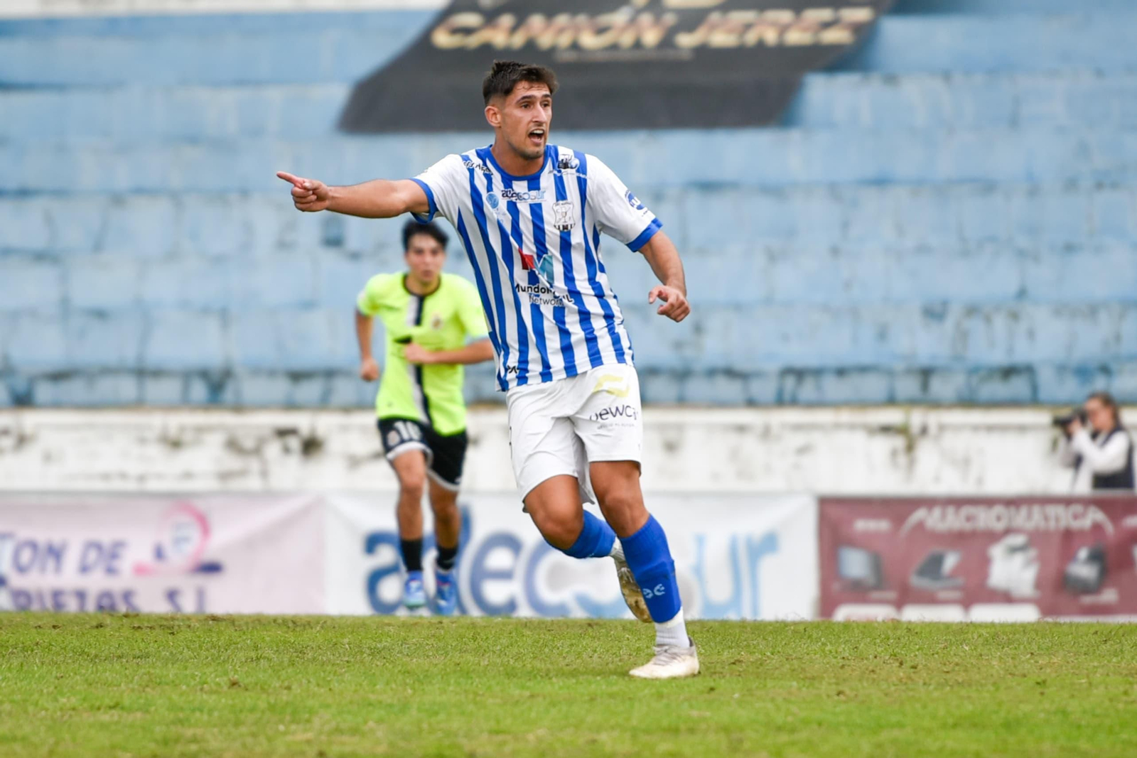 Juan Chaves pide el balón al espacio en el partido contra la Balona B. Juan Chaves pide el balón al espacio en el partido contra la Balona B.