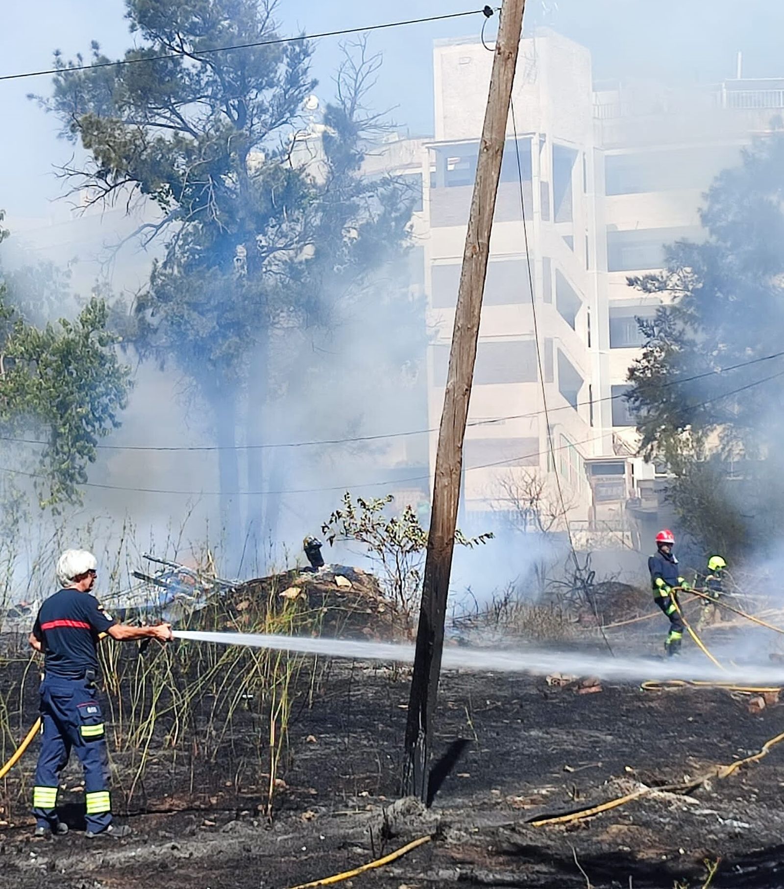Los Bomberos actuando en el fuego declarado en el antiguo Jardín Botánico de Torremolinos.