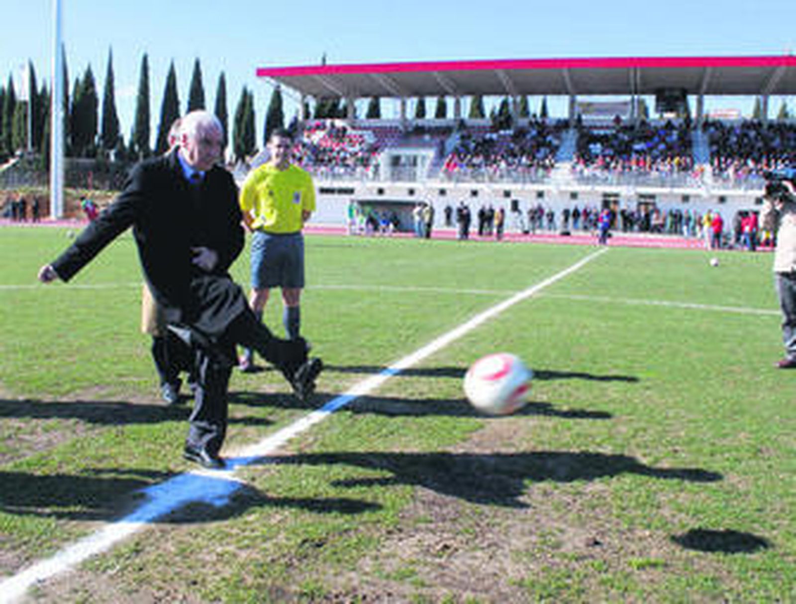 El consejero de Turismo, Luciano Alonso, realiza el saque de honor.