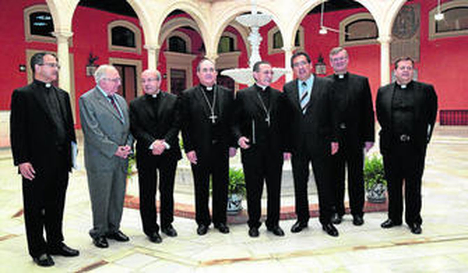 De izquierda a derecha, Luis Gaisse, José María Prieto, Santiago Gómez Sierra, Juan José Asenjo Pelegrina, arzobispo de Sevilla, Julián Herranz, Antonio Pulido, Johannes Grohe y Gabriel Richi Alberti.