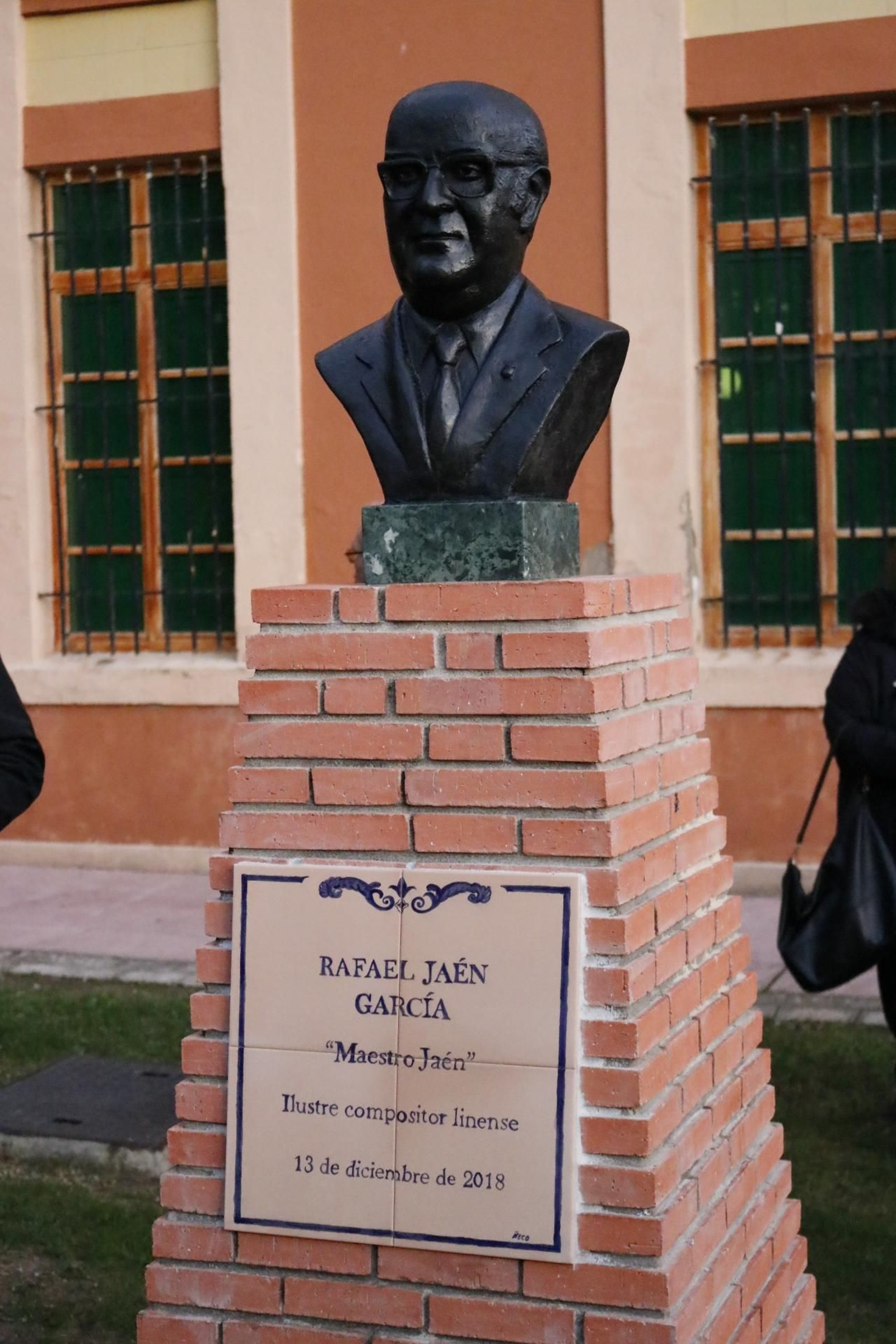 El busto al Maestro Jaén.