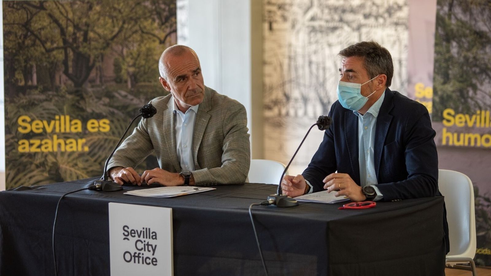 Muñoz y Jiménez en un momento de la rueda de prensa en las instalaciones de Turismo junto al río.