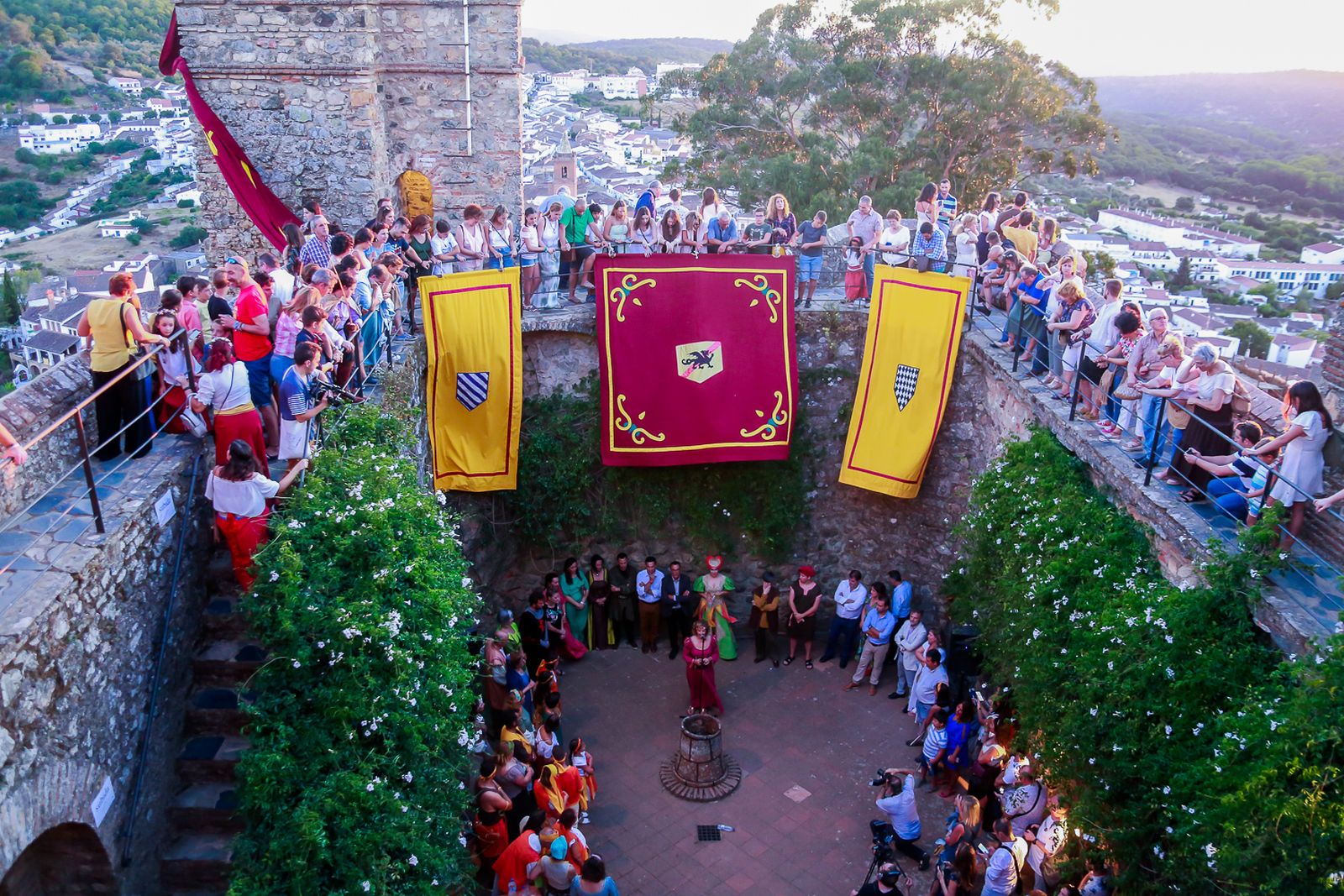 Inauguración oficial de las jornadas en el patio de armas del Castillo de la localidad.