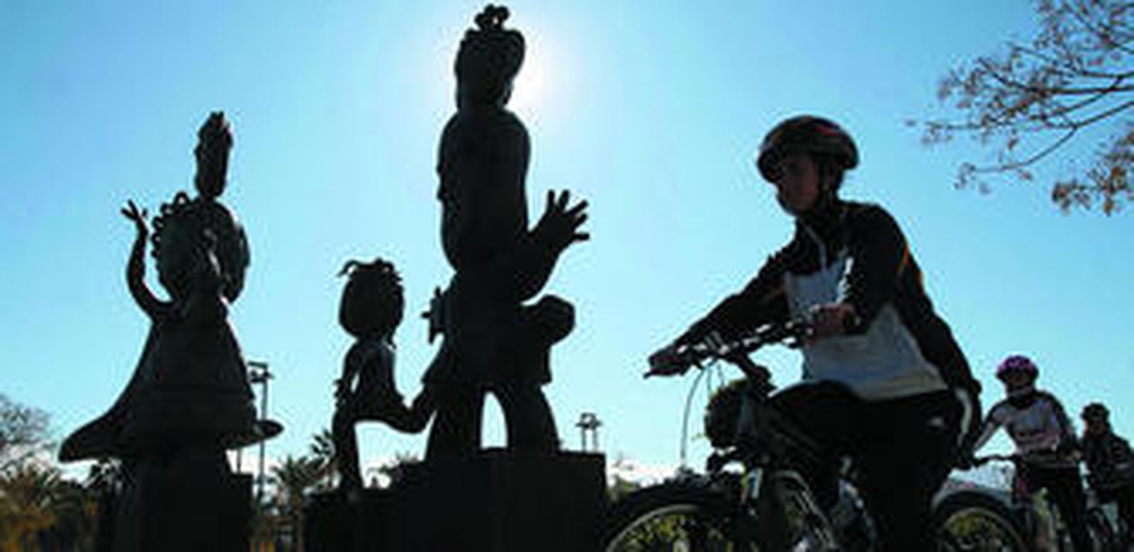 Algunas de las piezas que forman parte de la exposición en el Paseo de Córdoba.