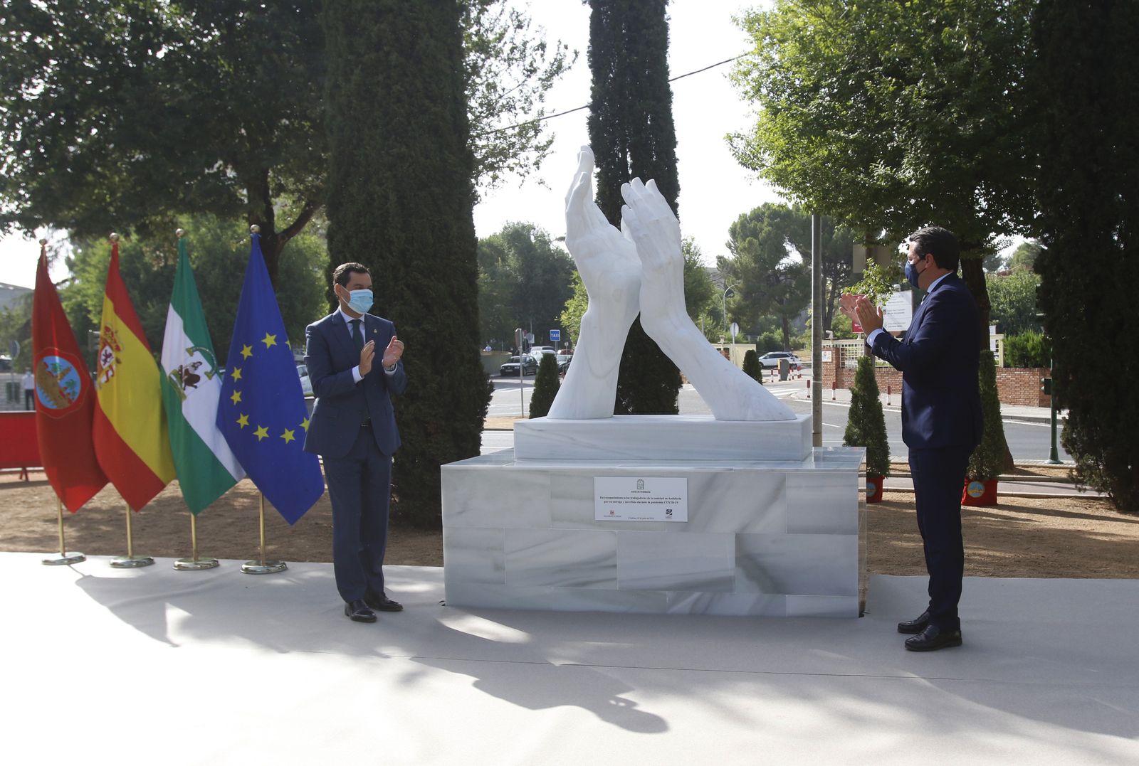 La escultura en honor a los sanitarios en Córdoba, en fotos
