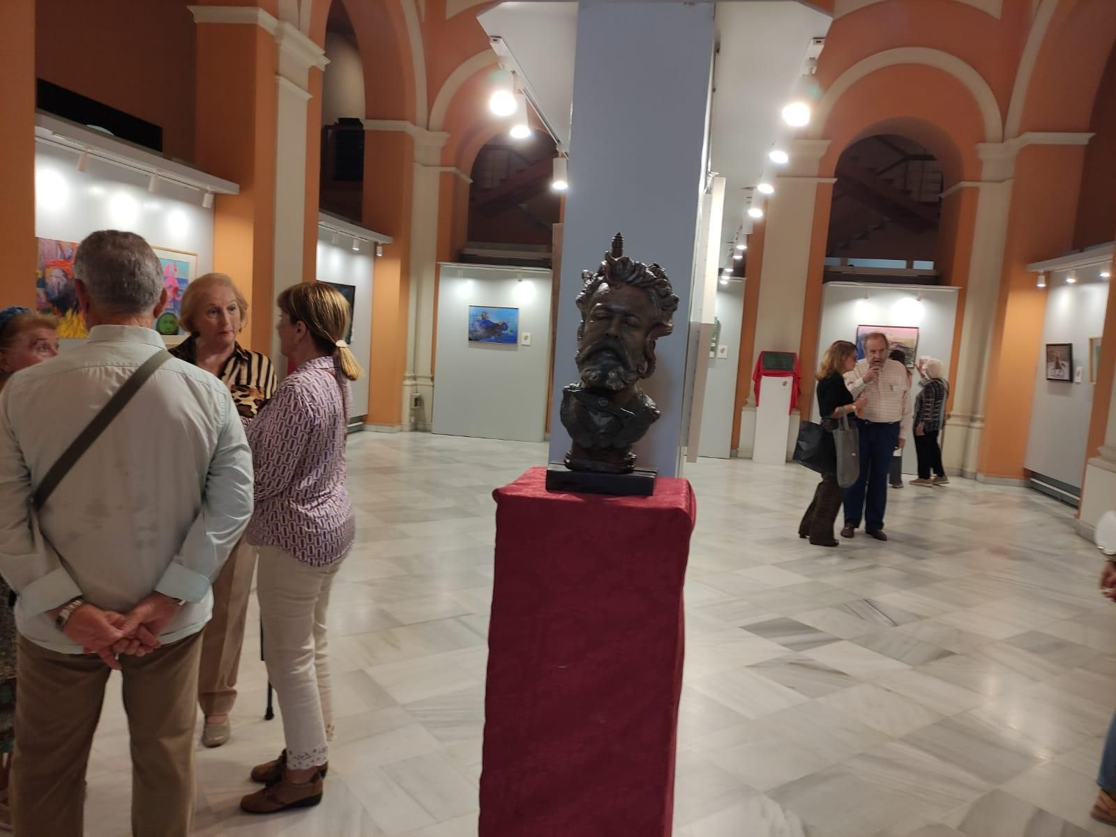 Un busto de Julio Verne, al comienzo de la sala