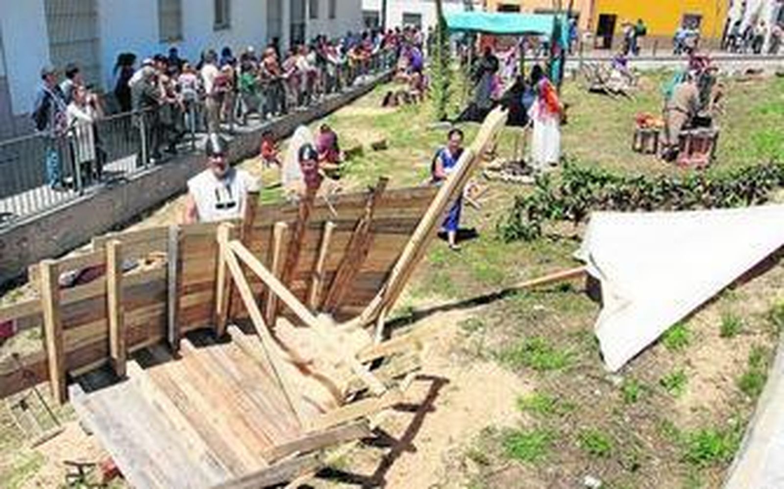Recreación con figurantes frente al colegio público El Castillo y la nave donde se localizan los restos fenicios.