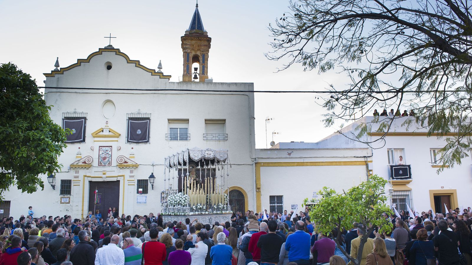 Salida de la Virgen de la Soledad desde La victoria