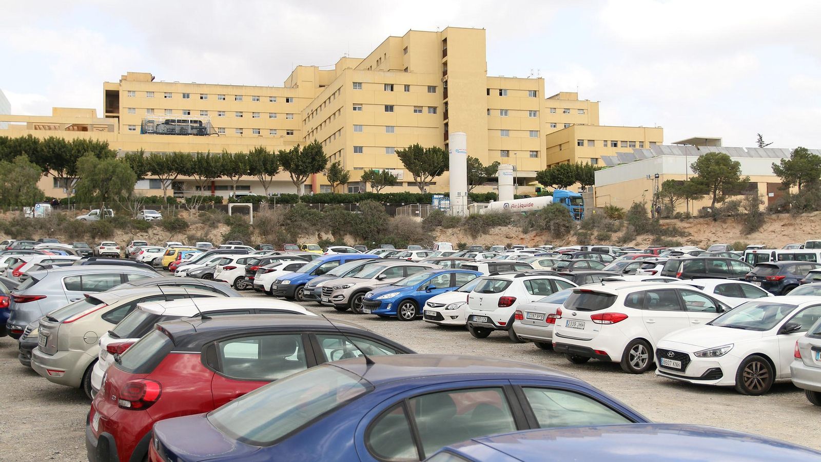 La explanada propiedad del Ayuntamiento que tiene cedida la Universidad de Almería para levantar la futura Facultad de Medicina y donde podría ir el parking subterráneo que se tiene en mente como solución de futuro al déficit de plazas de aparcamiento