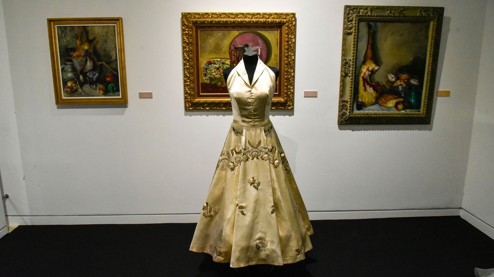 Exposición ' Vísteme: de la Alta Costura al Arte, 90 años de historia de la moda' en el Museo Cruz Herrera