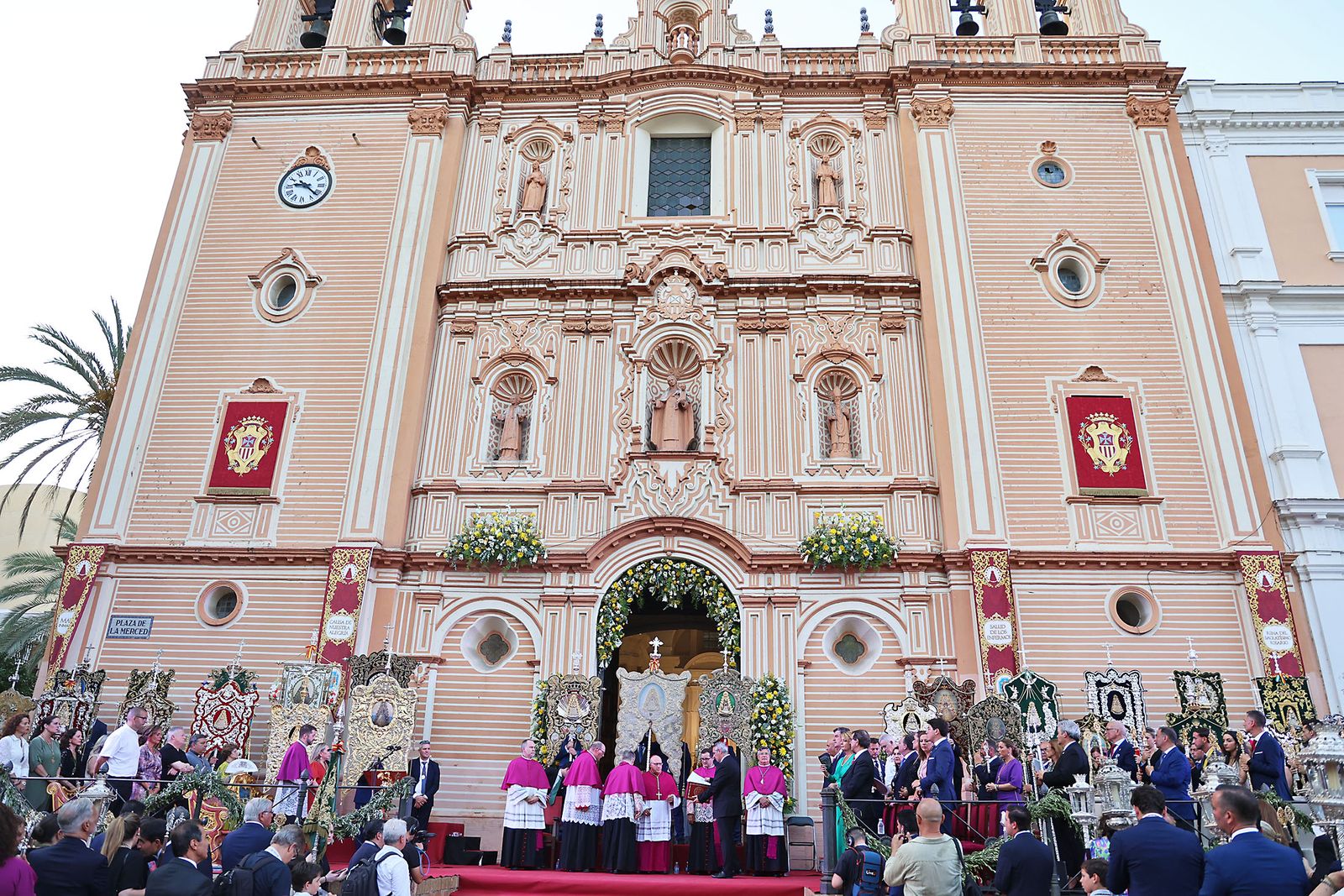 Imágenes del Rosario Jubilar rociero celebrado por las 25 hermandades filiales de la Matriz de Almonte en La Merced