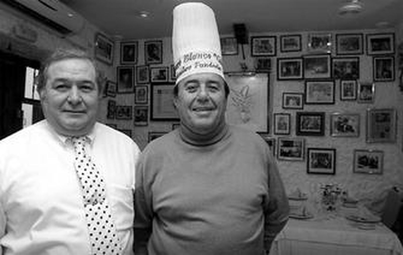 El gerente de El Gaitán, Pepe Román, junto al propietario, Juan Hurtado, ayer.