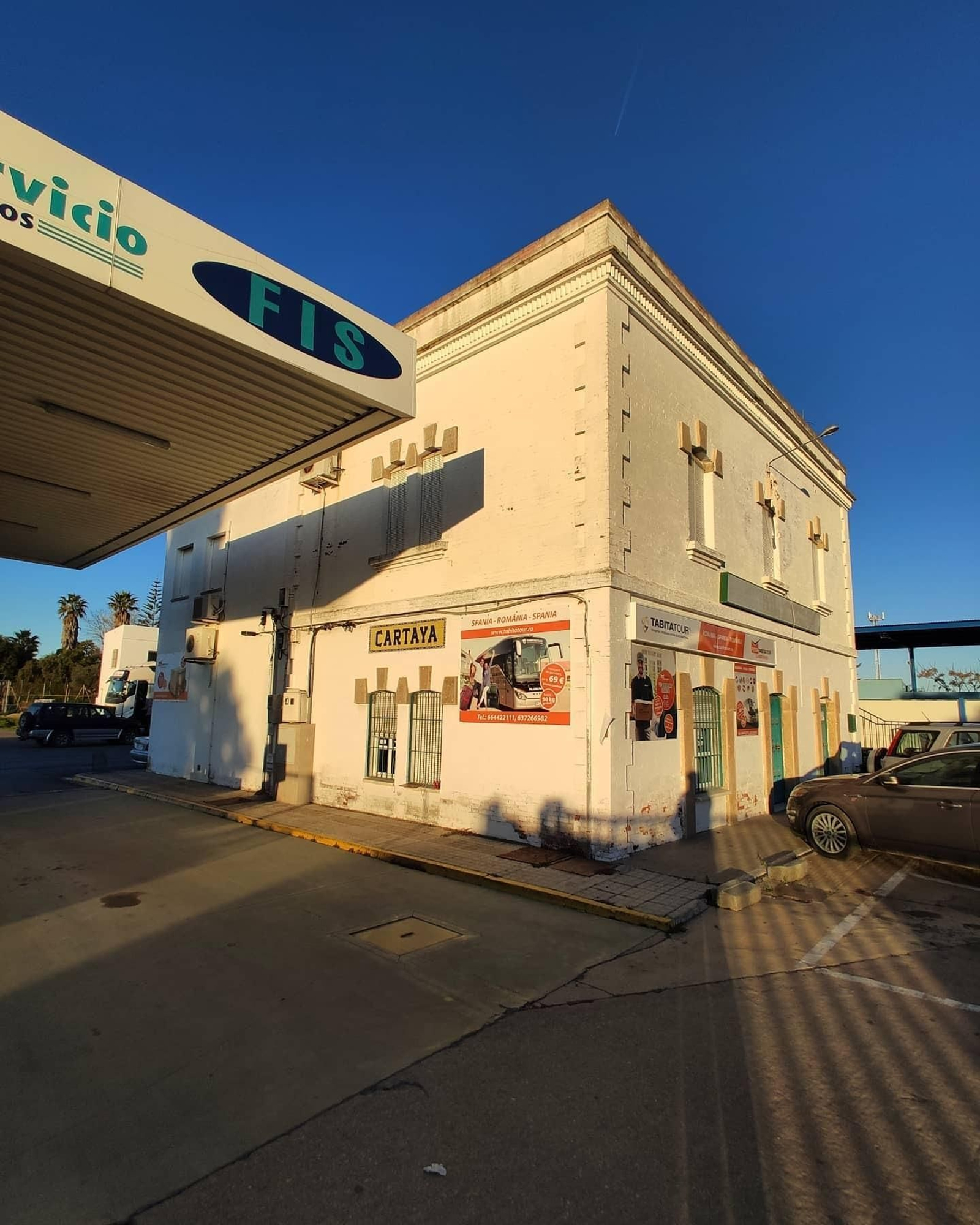 Edificio homólogo en Cartaya, hoy alberga una oficina de transportes y una gasolinera Edificio homólogo en Cartaya, hoy alberga una oficina de transportes y una gasolinera