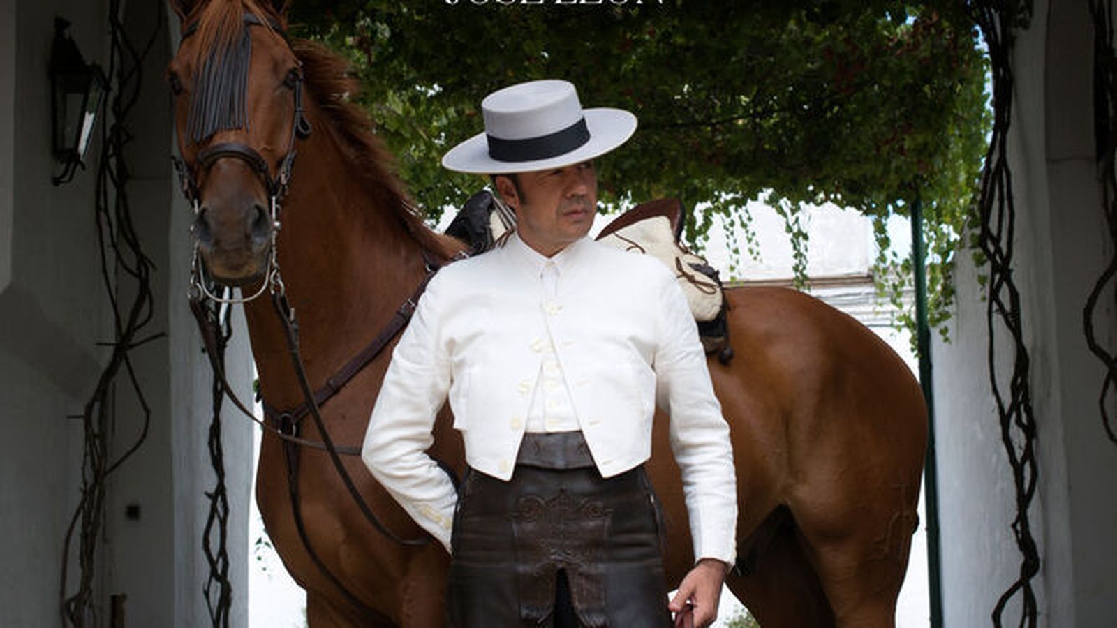 El compositor José León viste de letra y música la vida del caballo en su nuevo libro-disco 'Tierra de Caballos'.