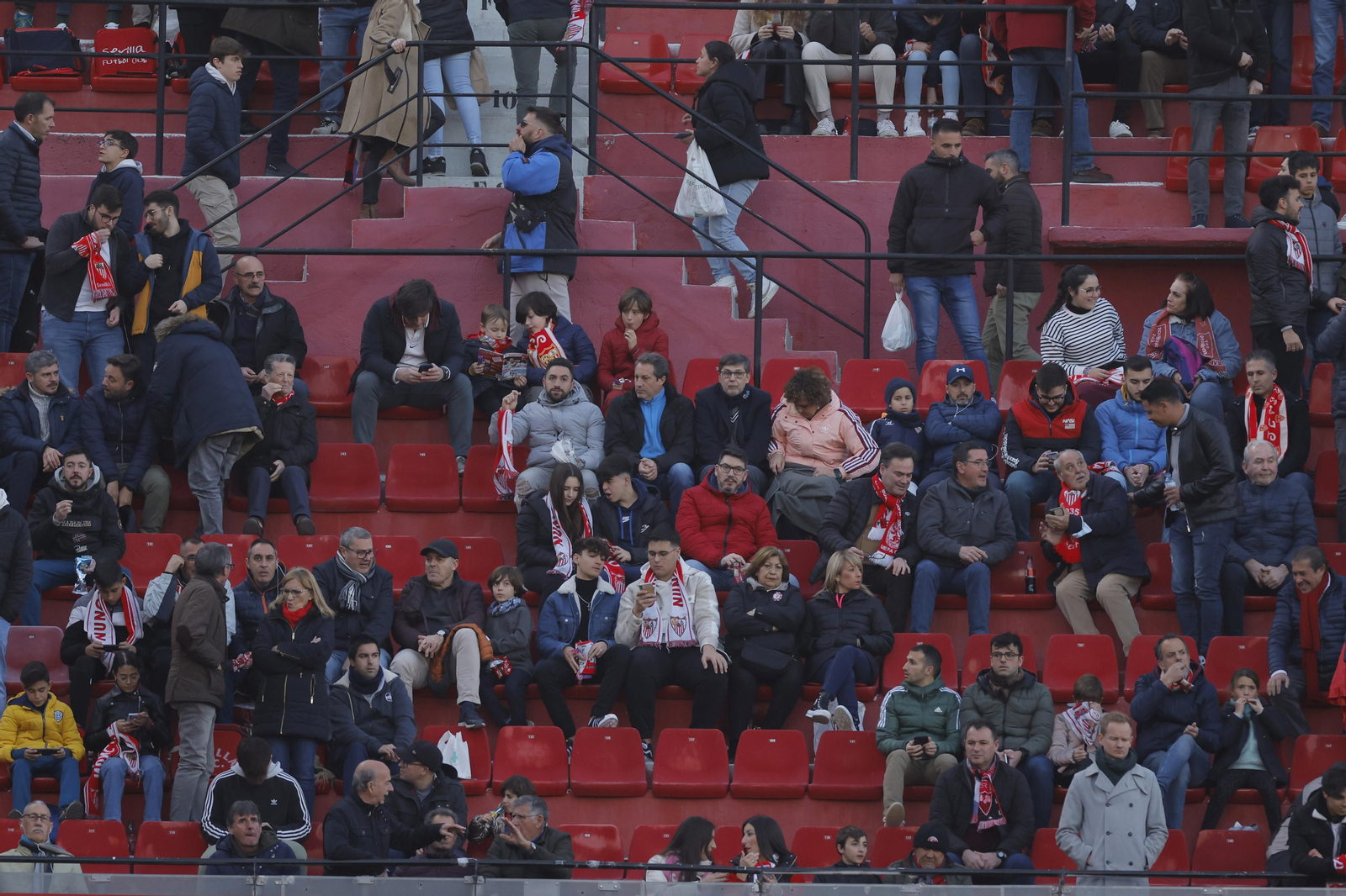 Búscate en las fotos del Sevilla-Elche