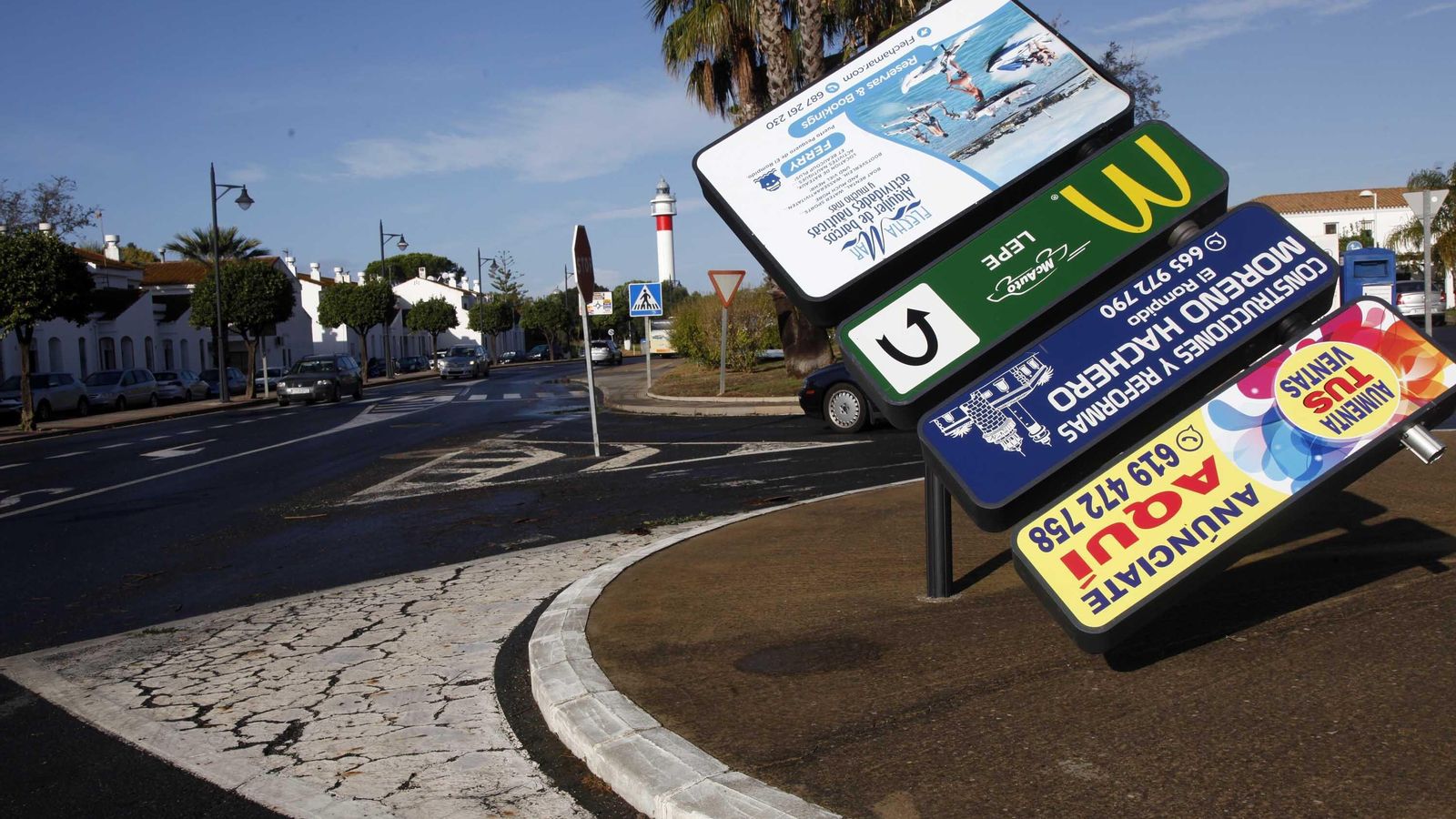 Cartelería publicitaria derribada por el viento en El Rompido