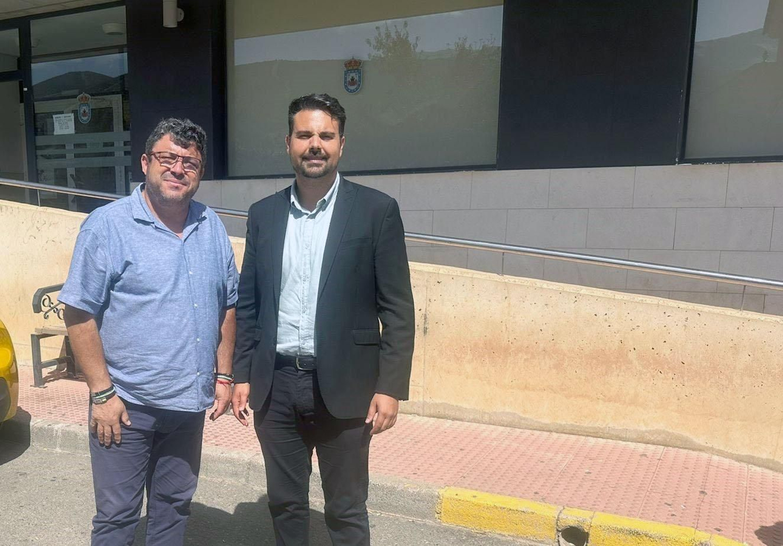 Rafael Montes y Mateo Hernández junto al centro de salud de Fiñana