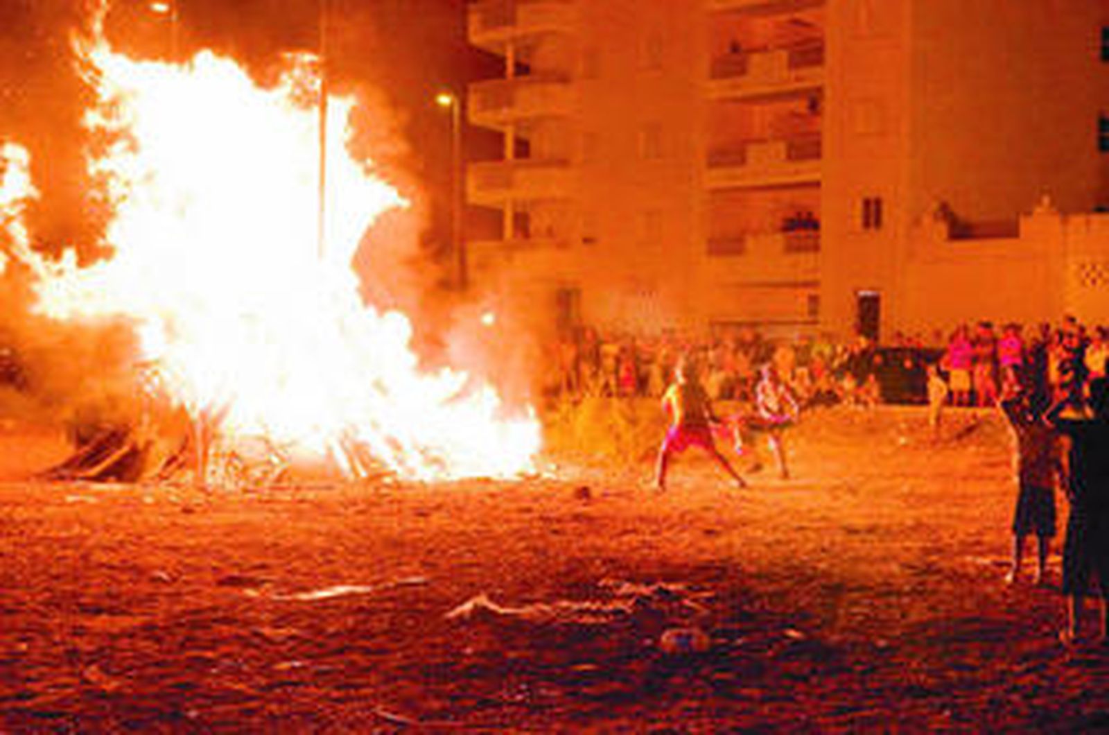 Las mágicas llamas de San Juan, muy vivas en Isla