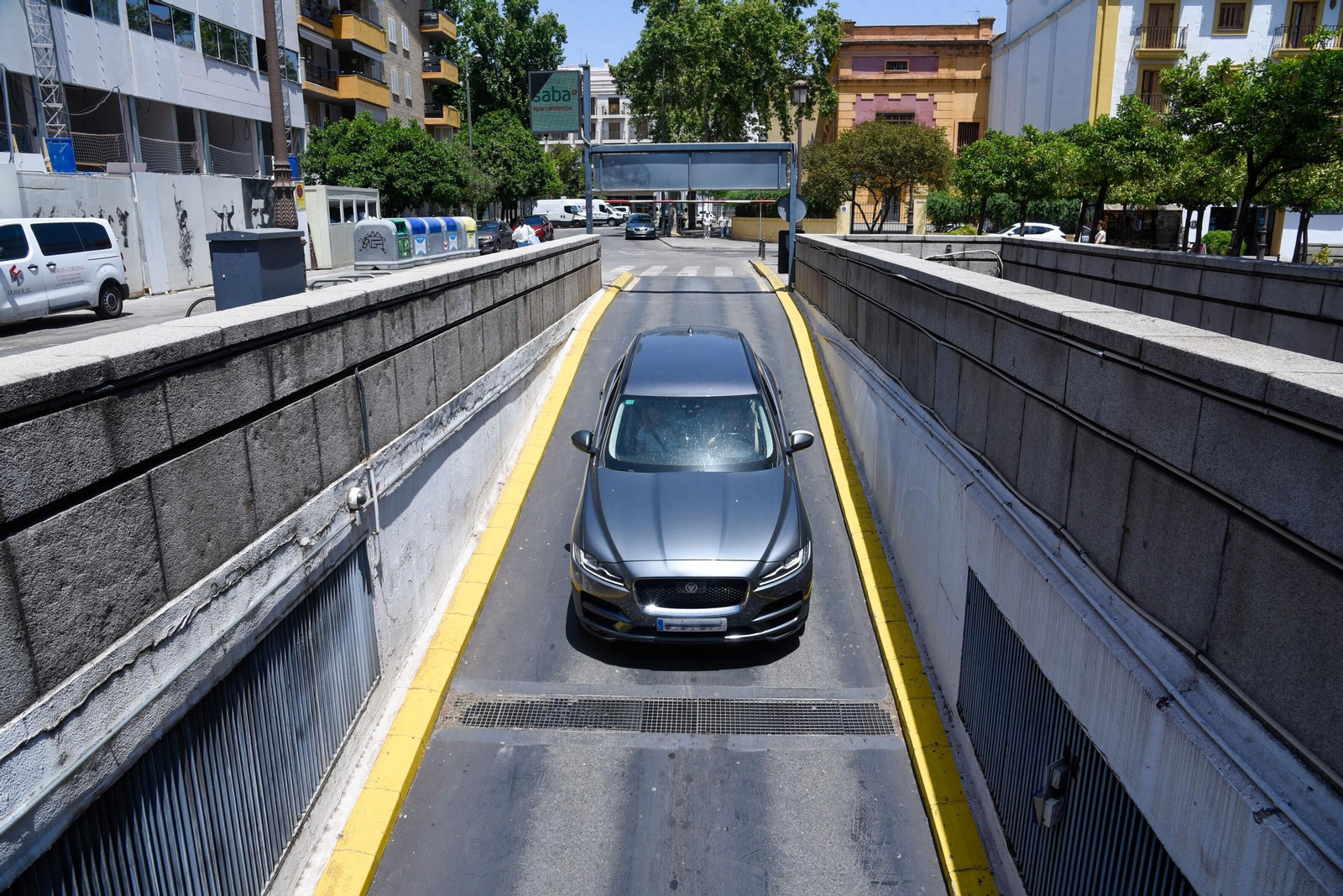 Entrada de vehículos en el parking rotatorio de la plaza de la Concordia.
