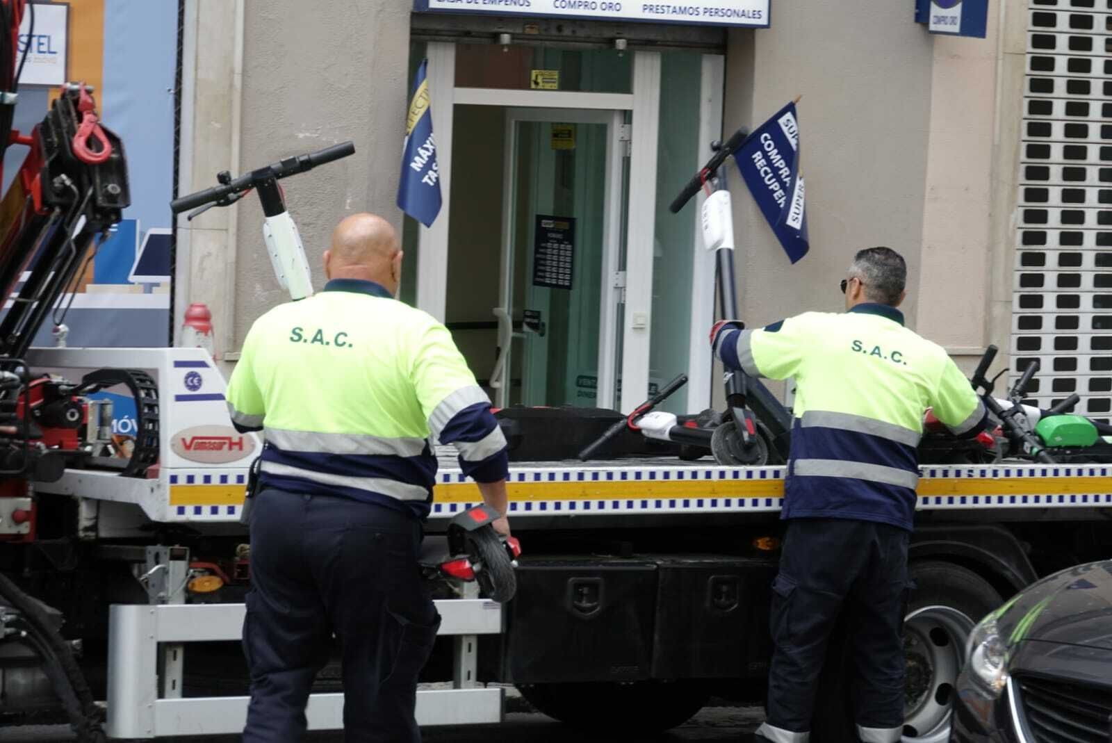 Las fotos de la retirada de patinetes eléctricos mal aparcados en Málaga