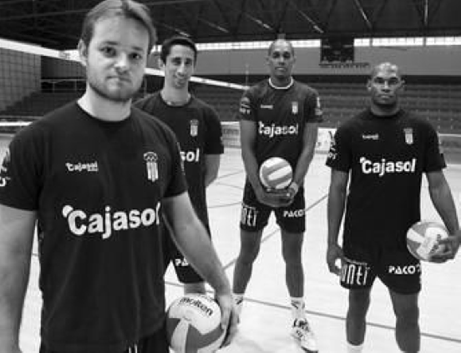 De izquierda a derecha, Tiago (colocador), Cardoso (receptor), Rodrigo (central) y Alan (opuesto).