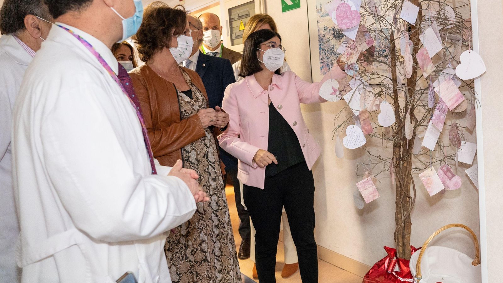 La ministra de Sanidad, Carolina Darias, y la consejera de Salud, Catalina García, durante la visita al servicio de Oncología Radioterápica del Virgen del Rocío.