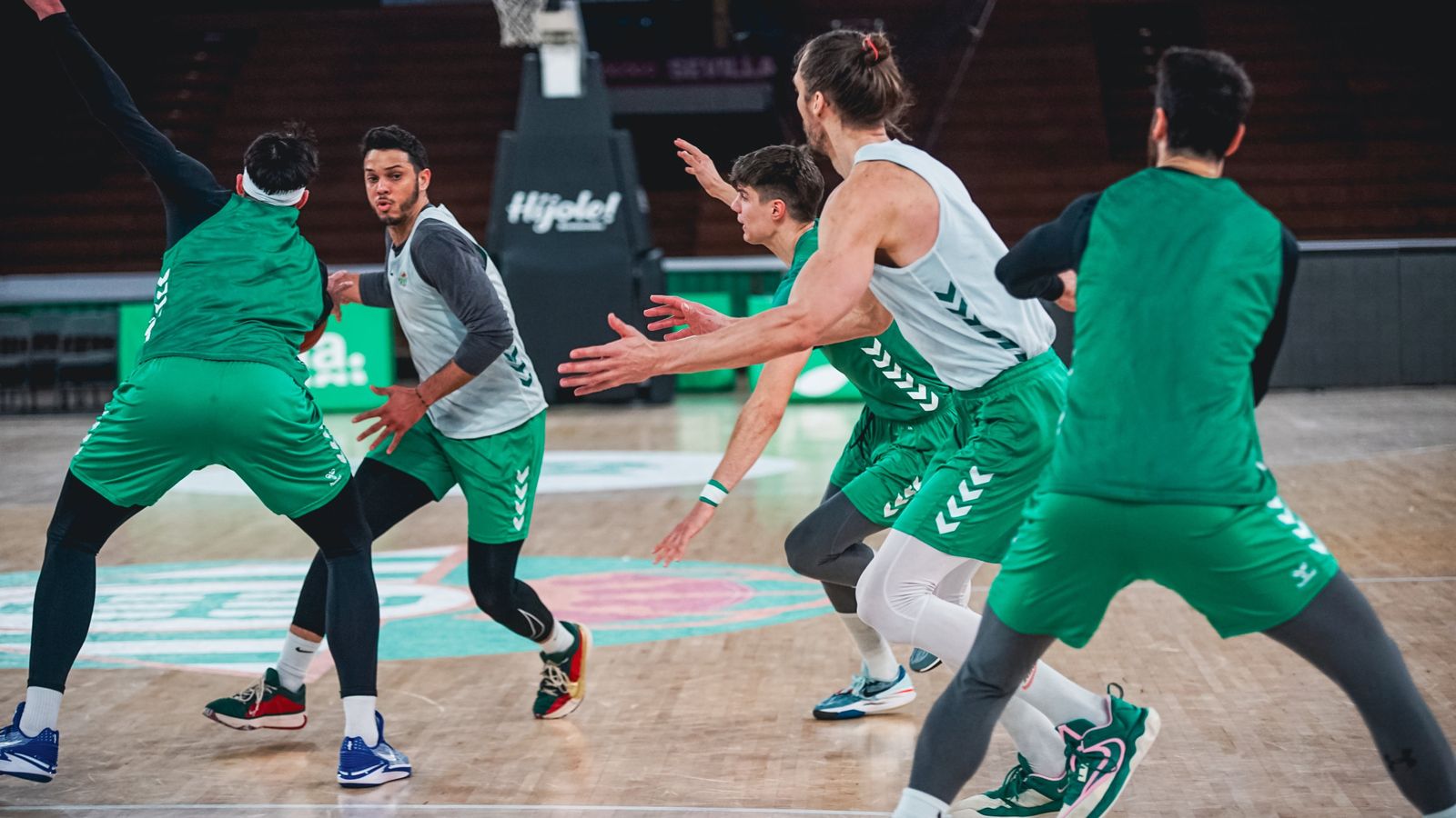 Polanco ataca a De Bisschop durante un entrenamiento en San Pablo junto a Joaquín Rodríguez y Berzins.