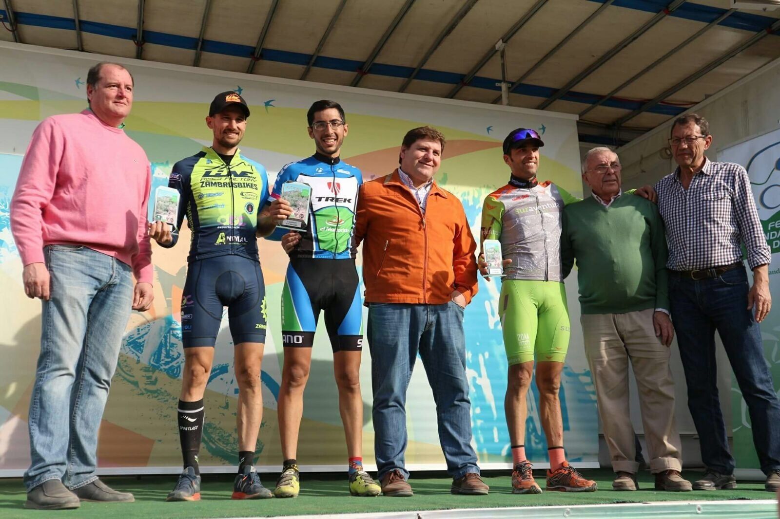 Juan Manuel Navarro, de El Motorista Trek-bike, en lo alto del podio de categoría elite.